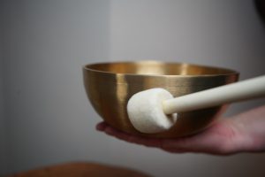 Klangschale in der Hand