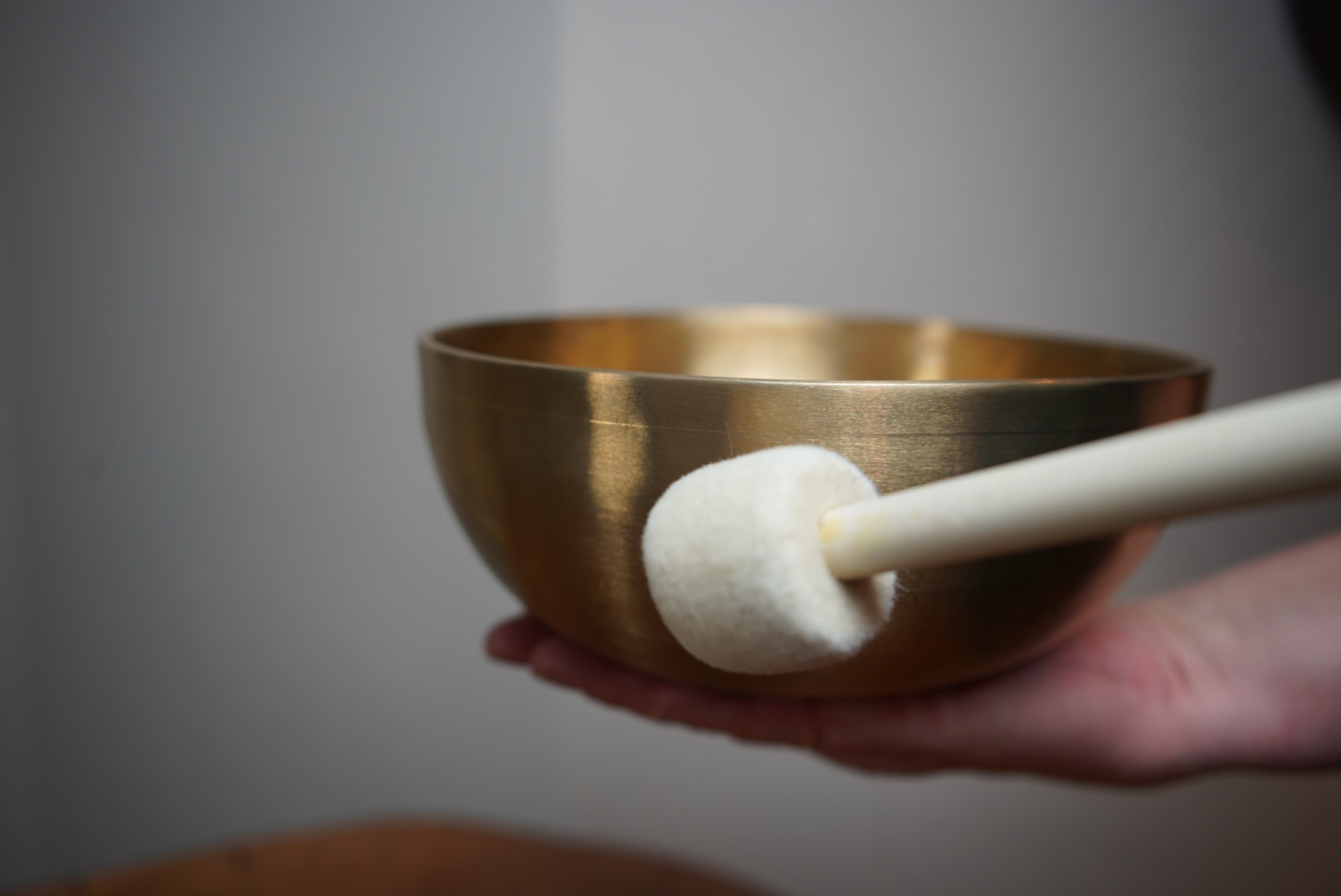 Klangschale in der Hand